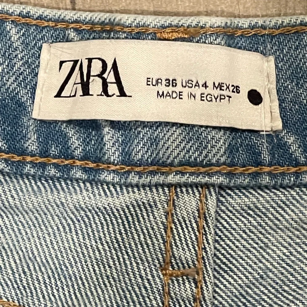 Zara Distressed Straight Leg High Rise Jeans Light Wash Size 4 NWOT
